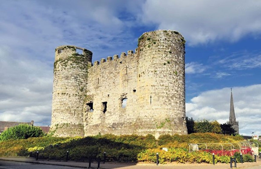 Carlow Castle, which is now a ruin, stands on the eastern bank of the River Barrow.